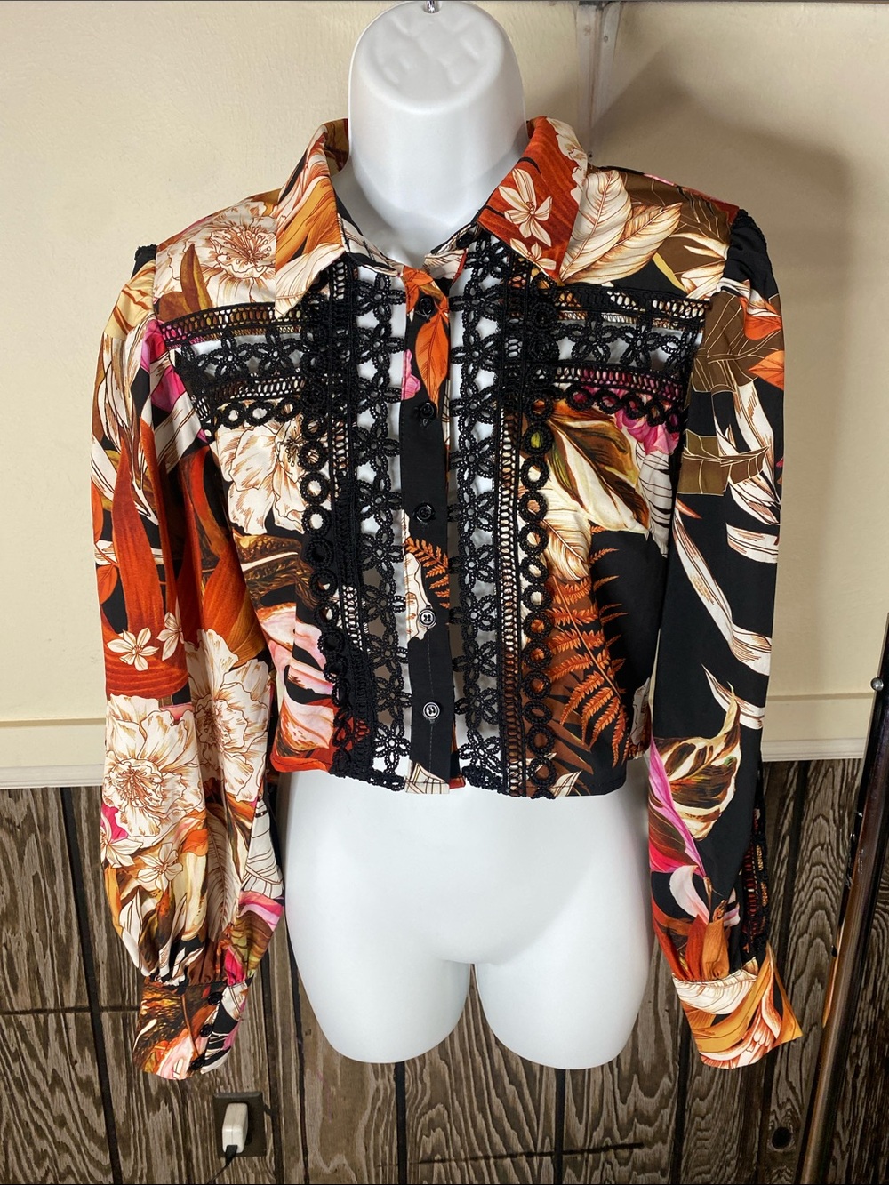 Floral Lace-Trim Cropped Button-Front Women's Top - Orange/Black